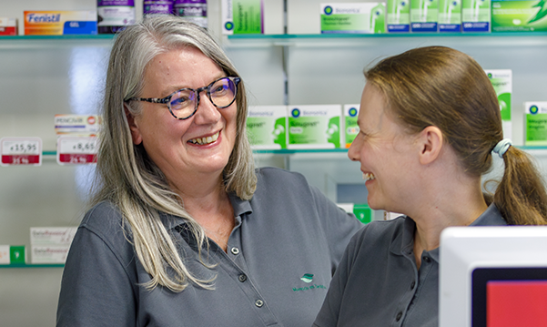 Apothekerin der Petrisberg Apotheke im Labor, bei der Herstellung einer Rezeptur.
